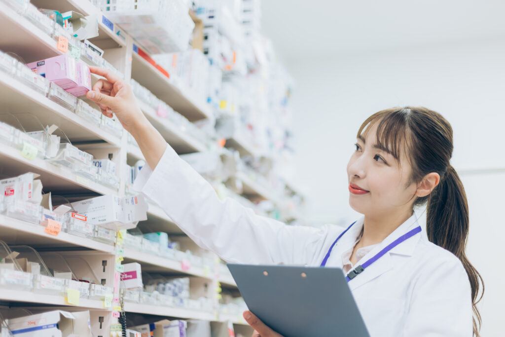 薬を扱う女性