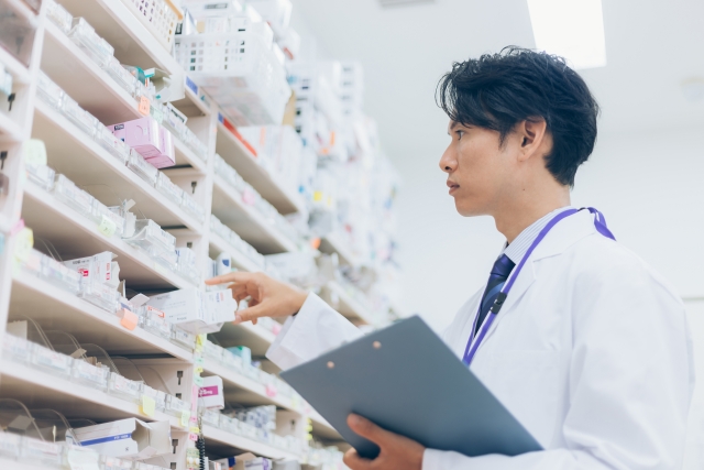 薬を取り出す男性