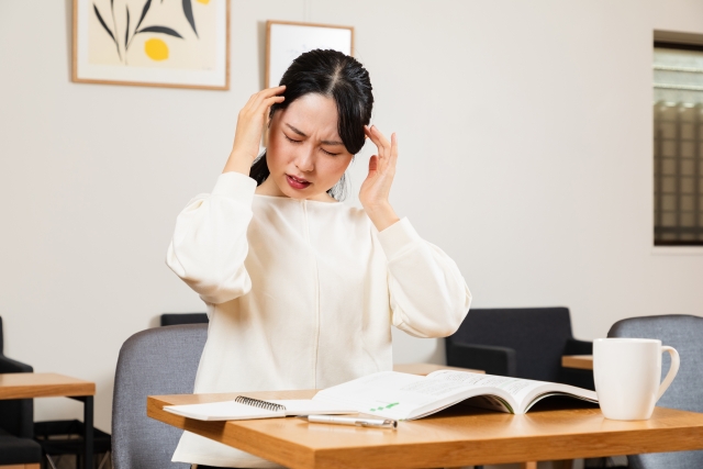 試験勉強に悩む女性