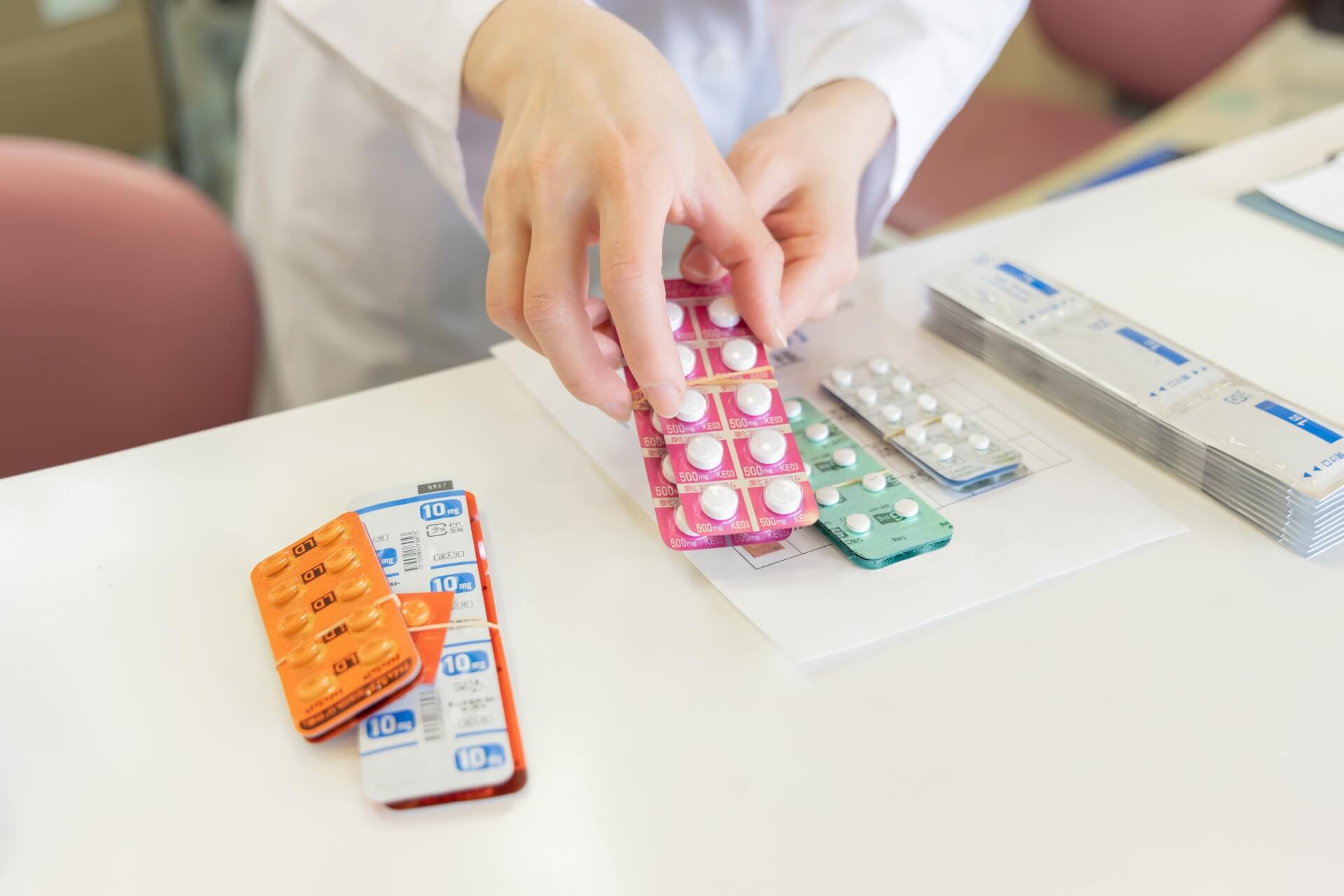 処方薬を準備する薬剤師の手元